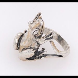 Adorable sterling silver frog ring!